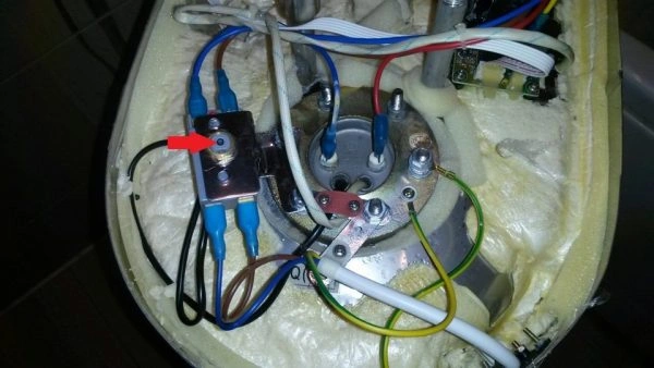 Vnitřní elektrické součástky ohřívače vody s vodiči a konektory.