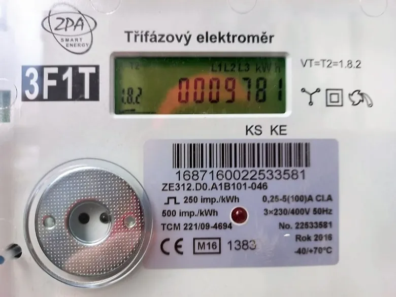 Třířázdový elektroměr s displejem ukazujícím spotřebu a hodnoty napětí.