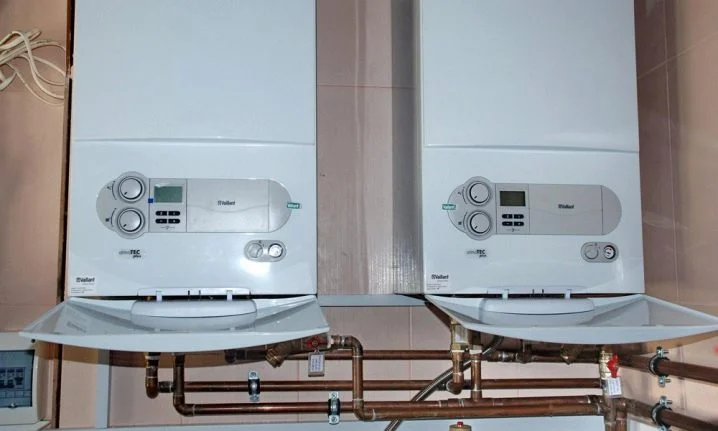 Dva bílé plynové kotle značky Vaillant nainstalované vedle sebe.