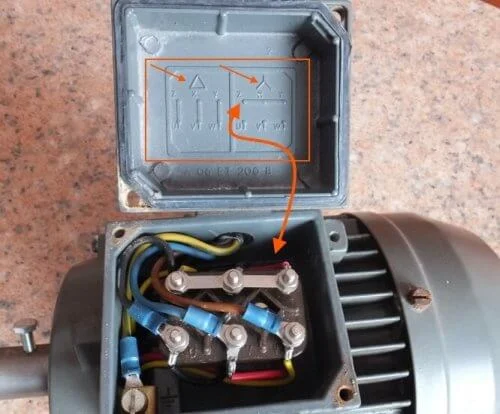 Otevřený elektromotor s viditelnými svorkami pro zapojení hvězda-trojúhelník.