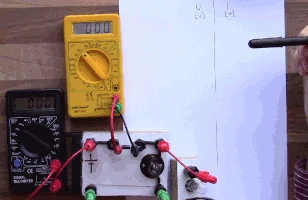 Multimetry s diodou na ploše pro měření elektronických součástek.