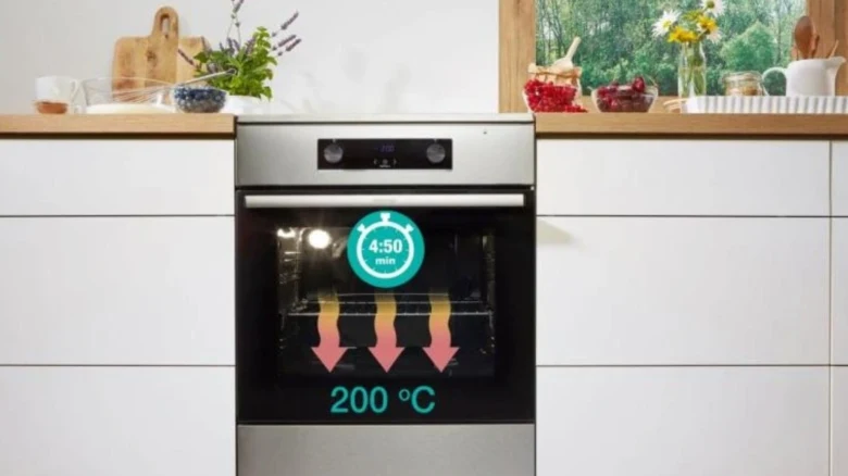 Elektrická trouba s displejem ukazujícím čas teplotu a symboly.