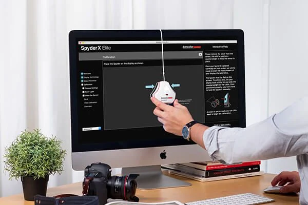 Kalibrace monitoru pomocí barevného měřicího přístroje pro nejlepší obraz.