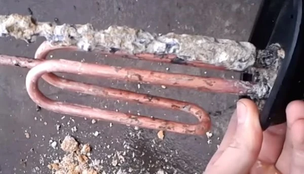 Zapojení ohřívače vody s usazeninami a korozi.