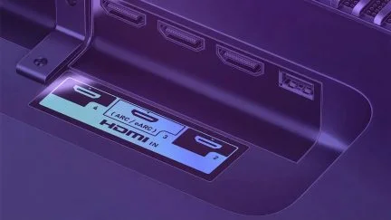 Zadní část televizoru s porty HDMI pro připojení soundbaru