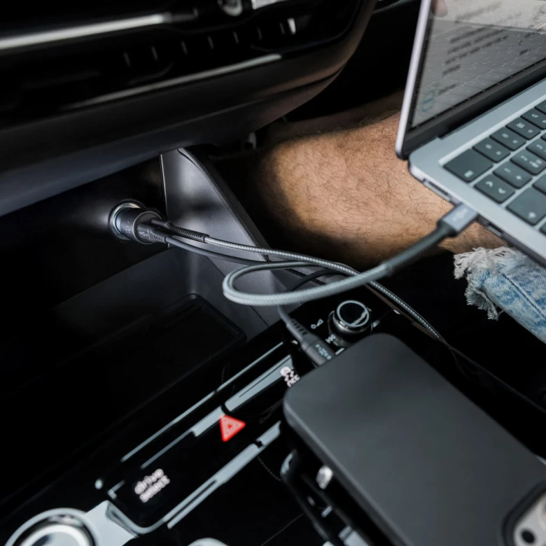 Nabíjení notebooku přes USB-C v autě pomocí zapalovače.