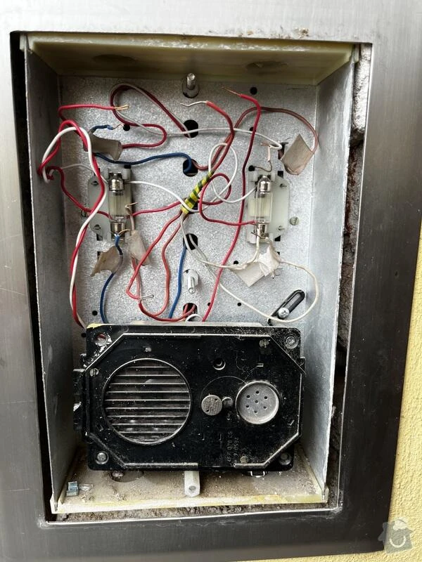 Vnitřní zapojení starého elektrického zvonku s dráty a transformátorem.