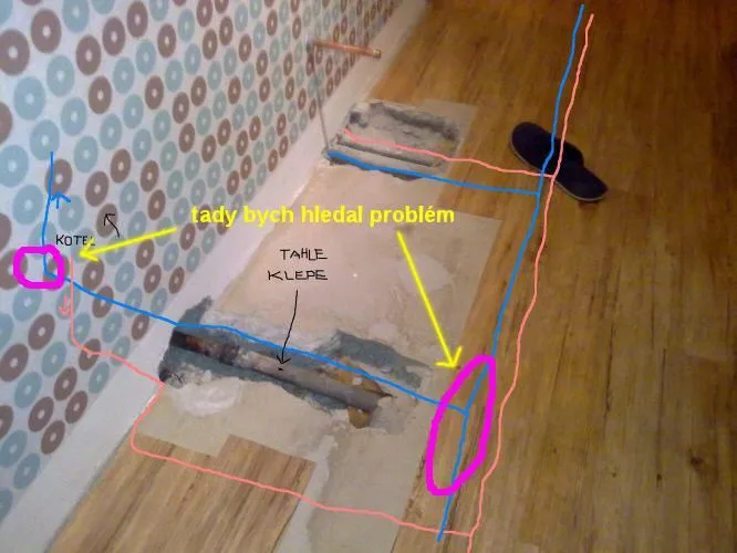 Fotografie topného potrubí v izolaci s českými poznámkami o problému.
