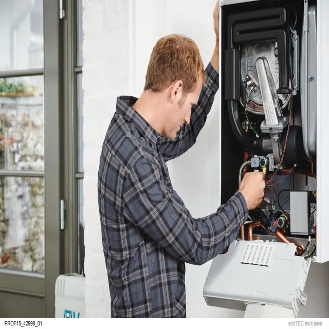 Technik opravuje plynový kotel při diagnostice chyby.