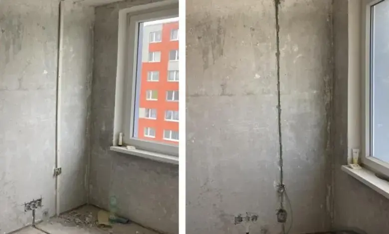Dvě fotky nezařízené místnosti v paneláku s viditelnými kabelovkami pro výměnu elektroinstalace.