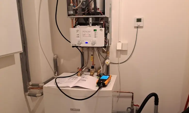 Oprava plynového kotle s diagnostickým přístrojem a otevřenou elektronikou.