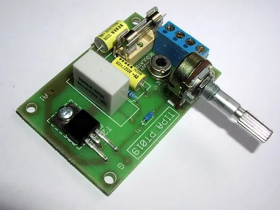 Zelená deska s tyristorovým regulátorem výkonu pro elektronické zařízení.