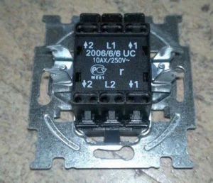 Modul pro průchozí spínač s označením L1 a L2.