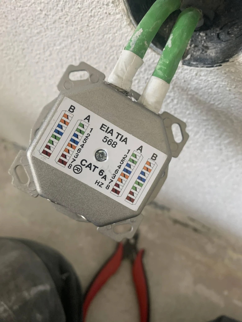 Zapojení zásuvky RJ45 podle standardu TIA/EIA s barevnými vodiči.