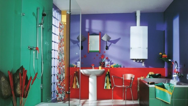 Moderní koupelna s bílým kotle Vaillant na fialové stěně.