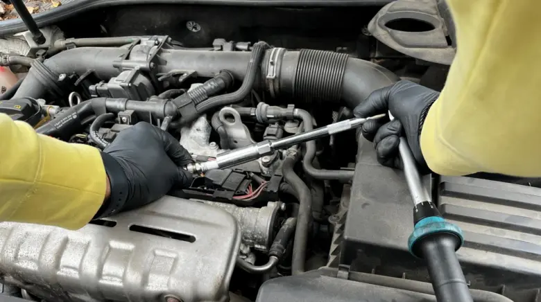 Ruční úprava mezer mezi elektrodami svíček v motoru auta.