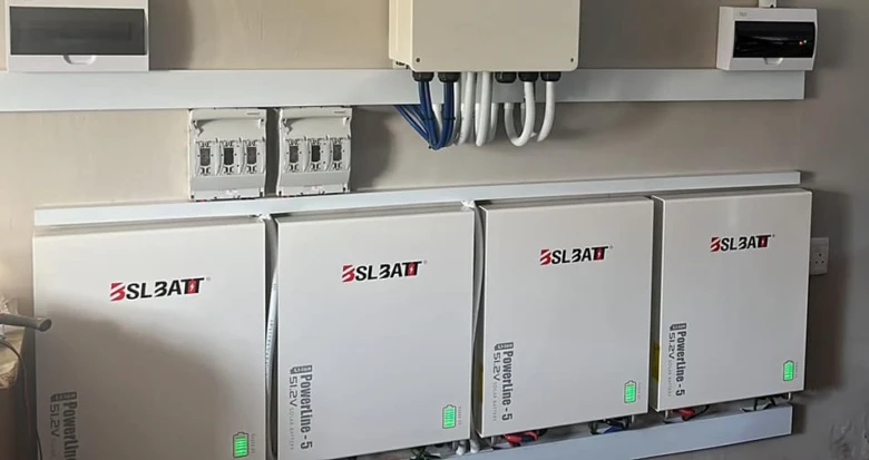 Čtyři baterie na stěně pro ukládání energie.