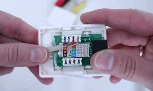Ruční připojení kroucených párů do síťové zásuvky RJ45 podle schématu.
