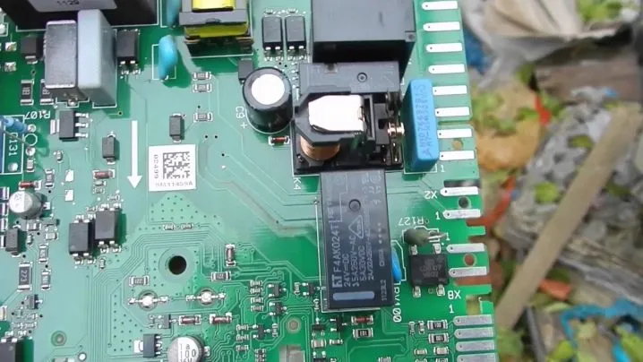 Zelená elektronická deska s komponenty pro technické vysvětlení.