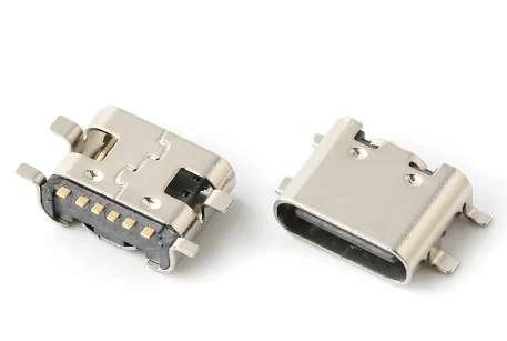 Dva ženské konektory USB typu C s viditelnými kontakty na bílém pozadí.