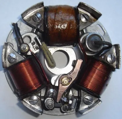 Detailní pohled na stator s cívkami a magnety pro nastavení mezeru.