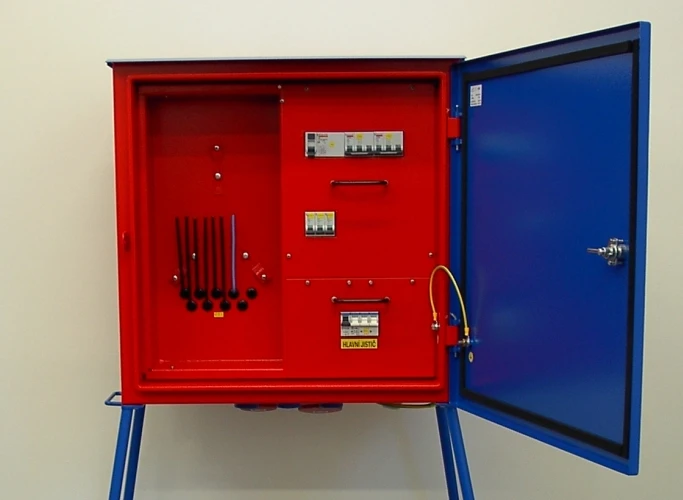 Otevřená červená skříň s elektrickým rozvodným panelem.