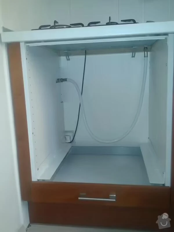 Prázdný kuchyňský skřítek s přípojkami pro elektrický nebo plynový sporák.