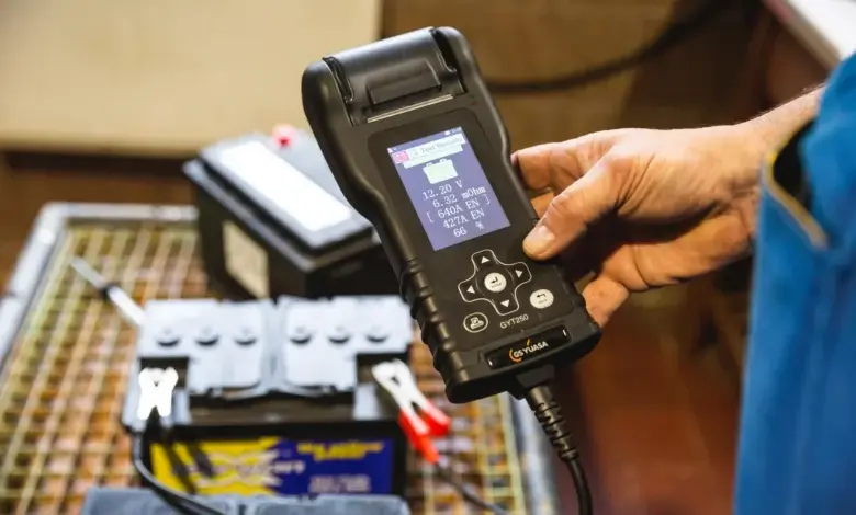 Digitální měřič napětí autobaterie ukazuje hodnotu při plném nabití.