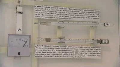 Vlhoměry na zdi s popisky o instalaci a kalibraci.