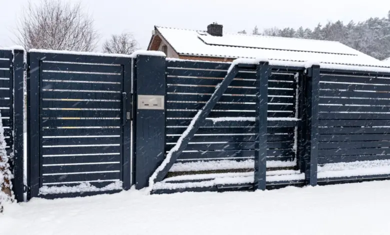 Zasněžená brána se nedokáže zavřít kvůli sněhu na konstrukci.