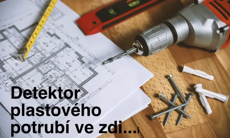 Vrták s vrtací bitou na plánu stavebního projektu.