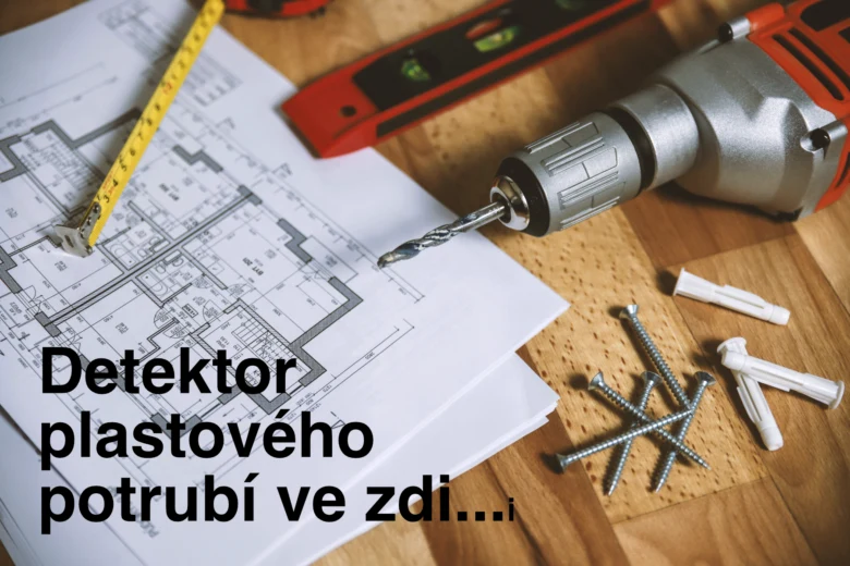 Vrták s vrtací bitou na plánu stavebního projektu.