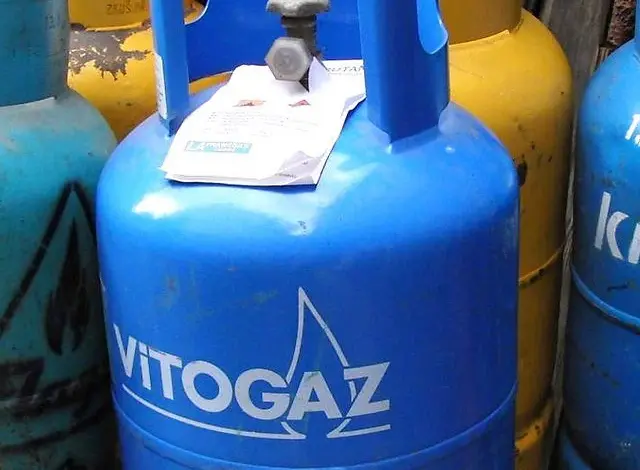 Modrá plynová lahev Vitogaz mezi jinými starými lahvičkami.