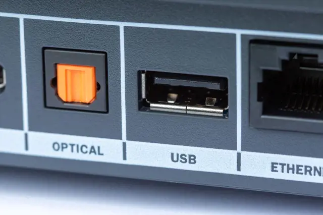 Zadní část televize s viditelným USB portem pro připojení zařízení.