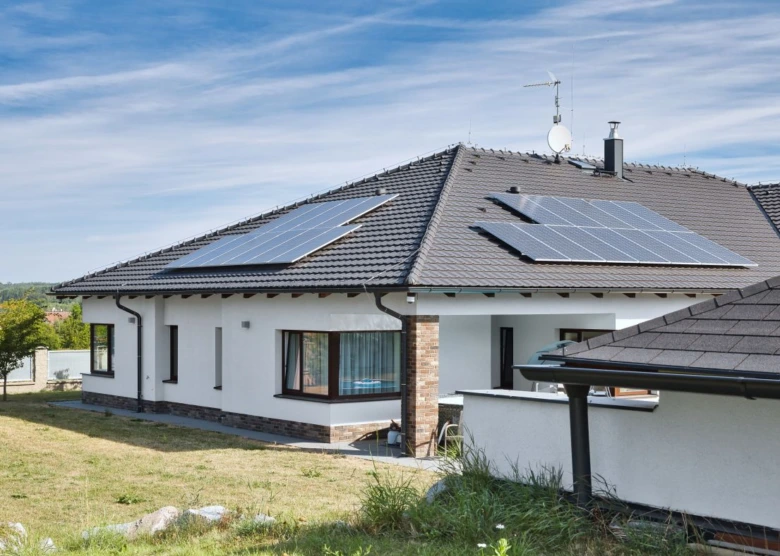 Dům s fotovoltaickými panely na střeše.