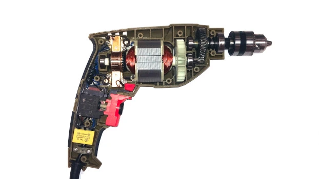 Průřez komutátorovým elektromotorem vrtáku s viditelnými cívkami a kartáčy.