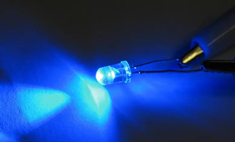 Modrá LED dioda svítí při testování pomocí vodičů.