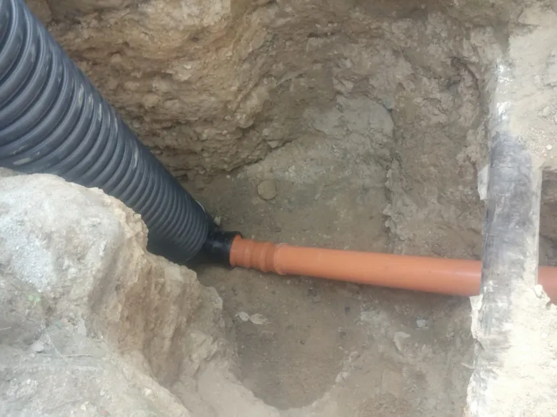 PVC kanalizační trubice v zemi pro venkovní použití