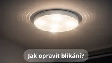 Blikající stropní svítidlo s viditelnými vizuálními artefakty.