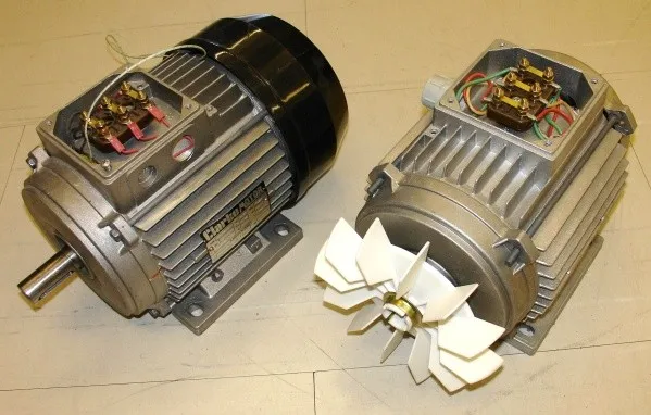 Dva elektromotory s odhalenými svorkami pro změnu směru otáčení.