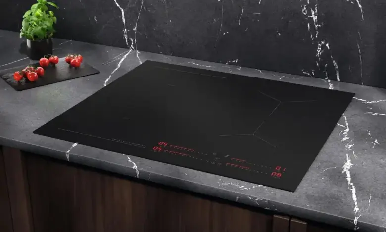Černá indukční varná deska na kuchyňské pracovní ploše.