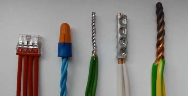 Různé typy spojovacích prvků pro bezpečné propojení elektrických vodičů.