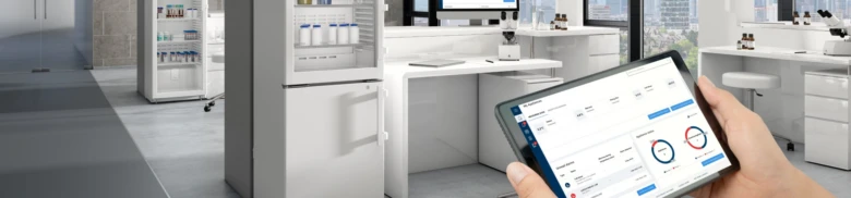 Tablet s aplikací pro sledování teploty v laboratorních chladničkách.