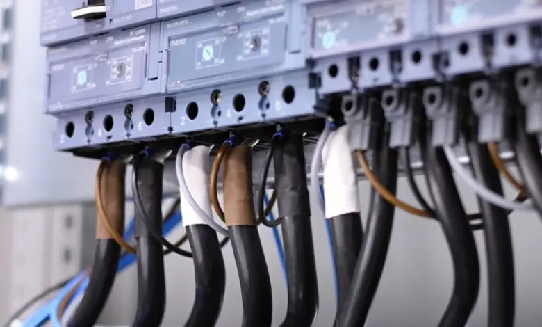 Moduly jističe a kabely v elektrickém rozvaděči.
