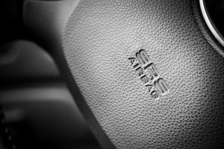 Symbol varovné kontrolky SRS na volantu automobilu