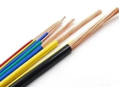 Odkryté elektrické vodiče s měděnými jádry a barevnými izolacemi.