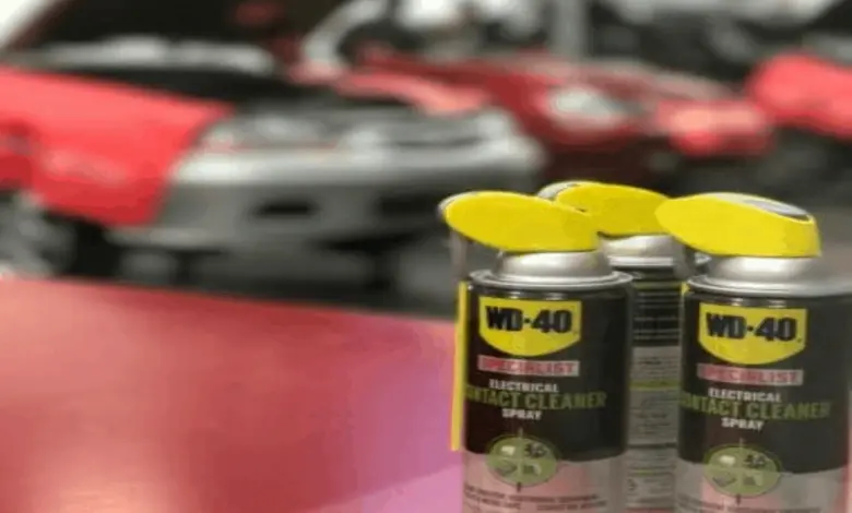 Kanystryk WD-40 na čištění oxidovaných kontaktů v automobilu.