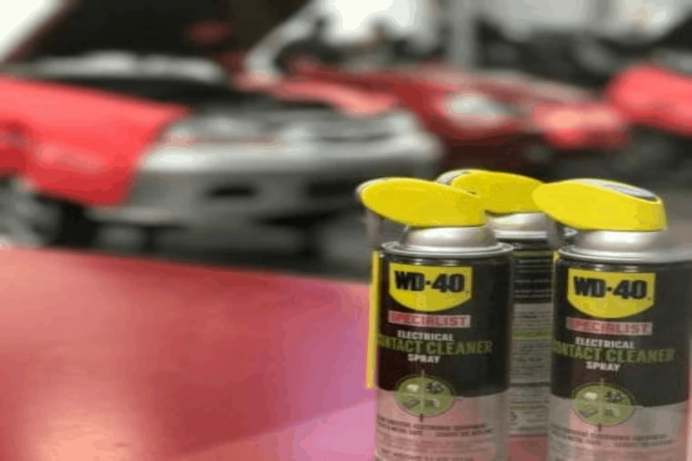 Kanystryk WD-40 na čištění oxidovaných kontaktů v automobilu.