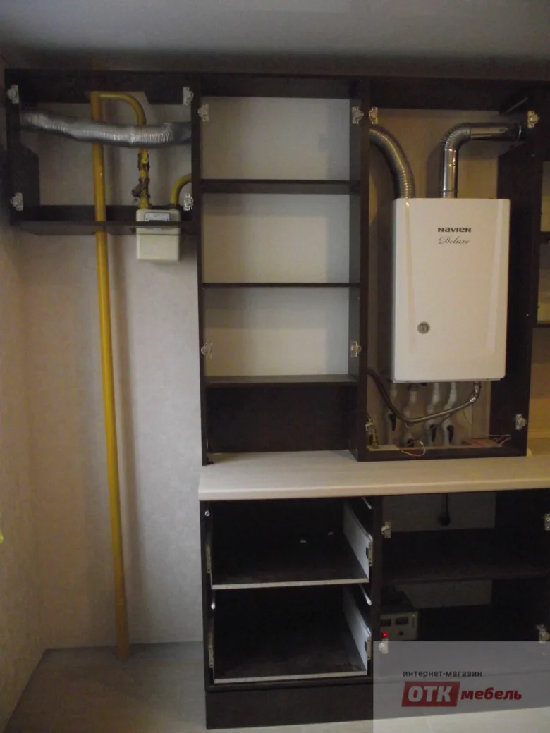Instalace plynového kotle v kuchyňském skřítku s viditelnými potrubími.