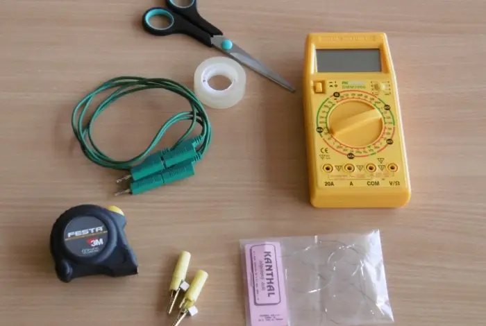 Nástroje pro měření elektrického odporu včetně multimetru a vodičů.